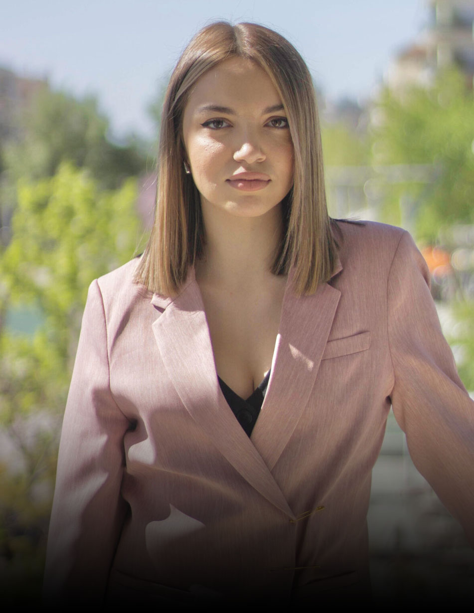 Nina Valkana
• Junior Accountant